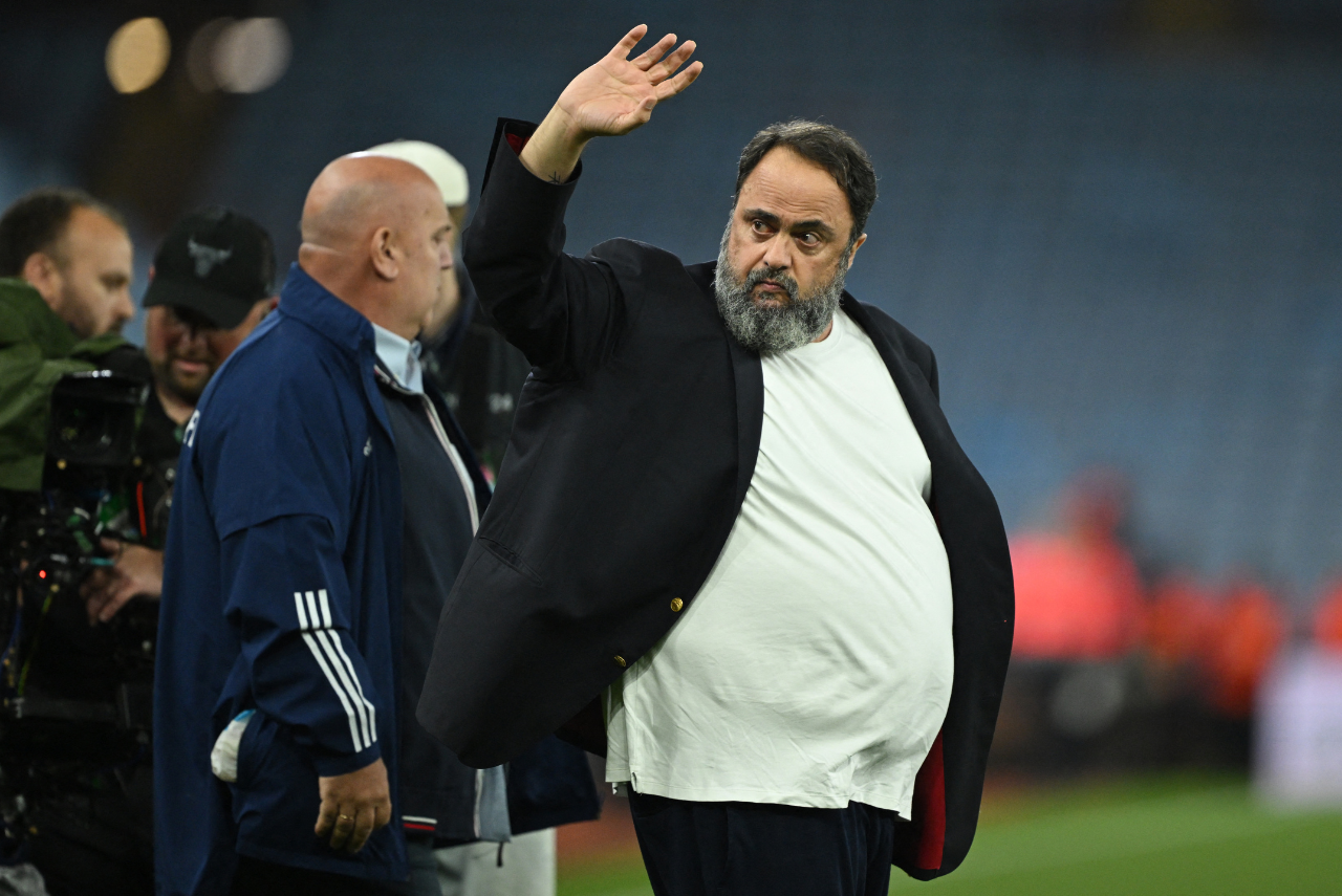 Evangelos Marinakis (dir.) conquistou a Conference League com o Olympiacos na última temporada