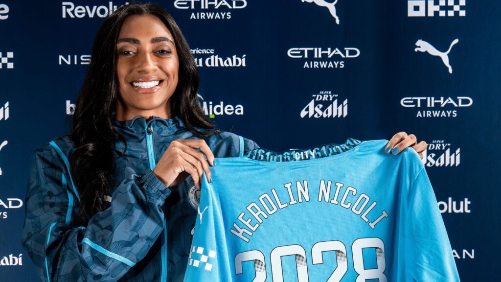 Kerolin com a camisa do Manchester City