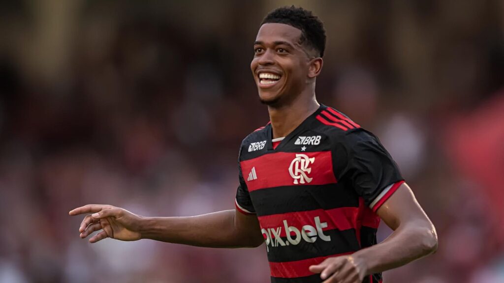 Carlinhos, do Flamengo, será emprestado ao Vitória (Foto: Paula Reis/CRF)