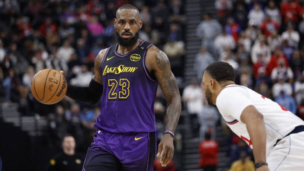 Lebron James já tem 9 triplos duplos na temporada. Foto: RONALD MARTINEZ / GETTY IMAGES NORTH AMERICA / Getty Images via AFP