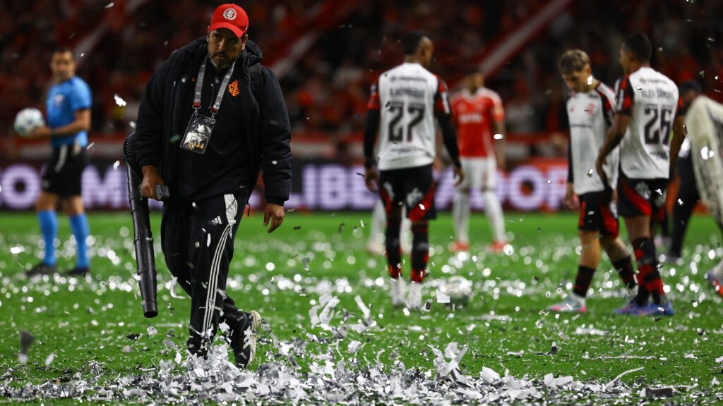 Internacional promoveu chuva de papel picado antes de jogo contra o Flamengo (Foto: Silvio Avila/AFP)
