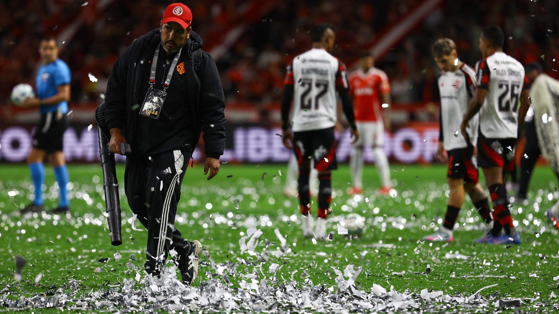 Internacional promoveu chuva de papel picado antes de jogo contra o Flamengo (Foto: Silvio Avila/AFP)
